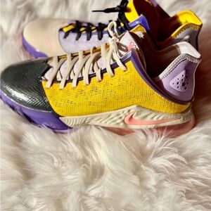 Nike Lebron 19 Mens Low Mismatch Size 10.5 Athletic Shoes